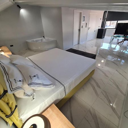 Ilia'S Luxury Suites - Adults Only 西洛卡特伦 外观 照片